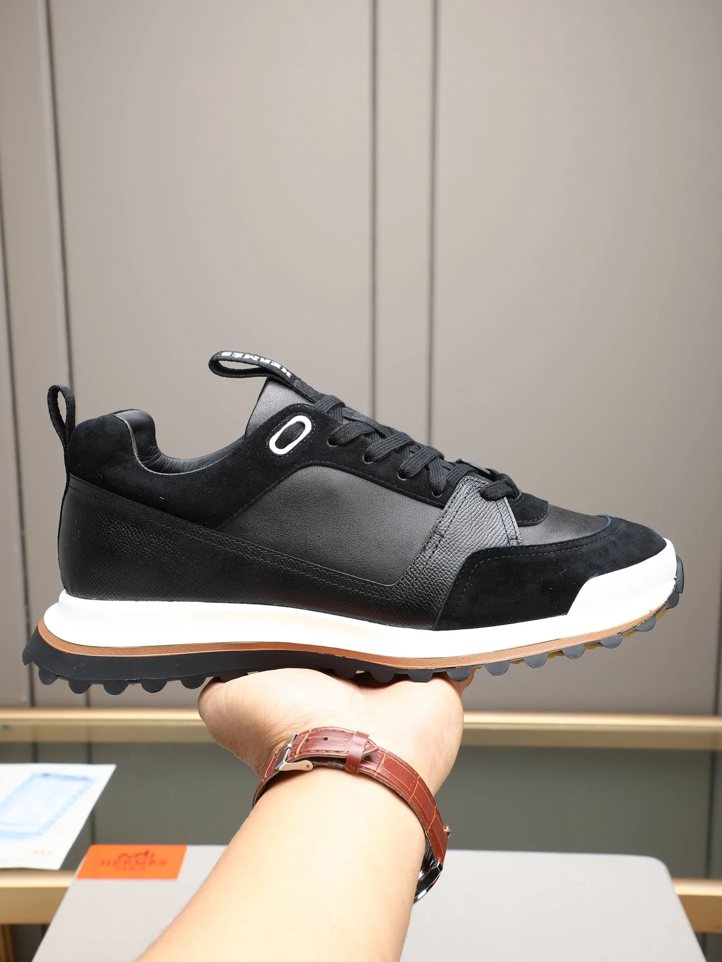 PP680【Hermes】fe new arrival~New Bouncing sneakers are the most comfortable shoes from Hermès. They are extremely light on the feet and look great. You won’t feel tired even when you go shopping and running around. 👍Very light and comfortable. Extremely light. Perfect for both sports and leisure. They feel great when you step on them! It’s up to you to choose, there’s always what you want~ ✔️Fabric: Imported first-layer cowhide ✔️Inner lining: Imported water-dyed cowhide ✔️Outsole: Seamless combination of IP+TPU (multi-color letters) German technology irradiation machine ✔️Code number: Male 38-44 (45 customized)
